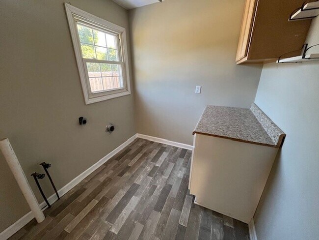 Building Photo - Perfect "Work from Home" Location!