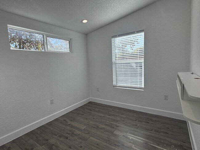 Building Photo - Beautiful 2 bd 2 ba with office! Home minutes from the Historic Pearl! AVAILABLE NOW!