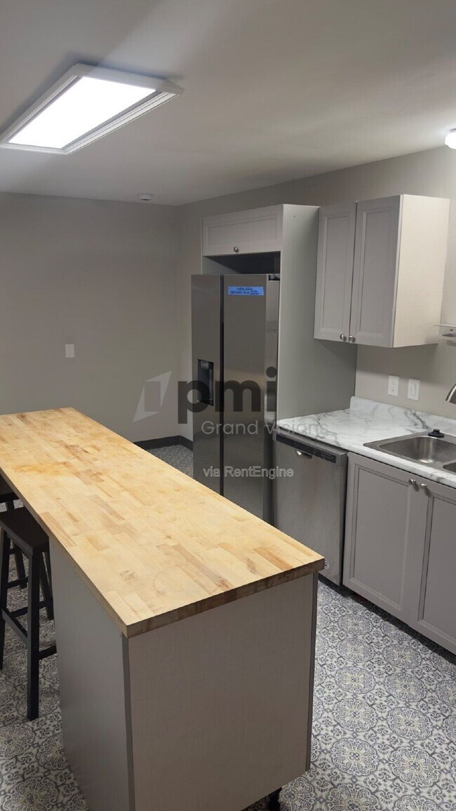 Building Photo - 1528 Division St