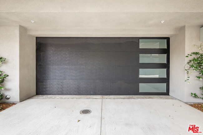 Building Photo - 1202 N Orange Dr