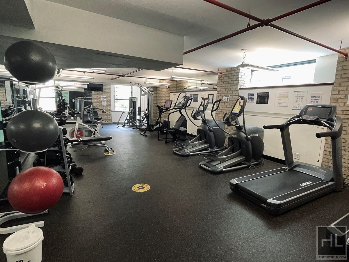 Building Photo - Beautiful 3 Bedroom 2.5 bath Apartment In ...