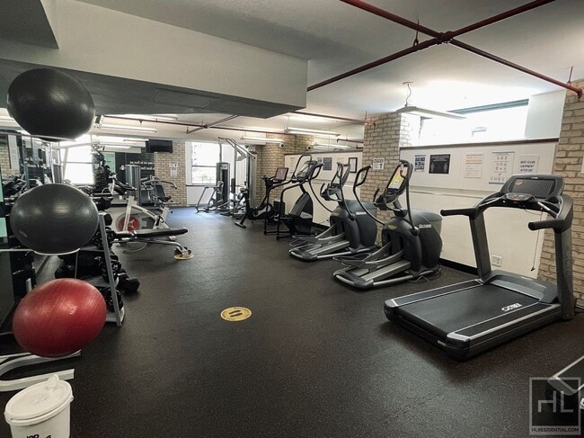 Building Photo - Beautiful 3 Bedroom 2.5 bath Apartment In ...