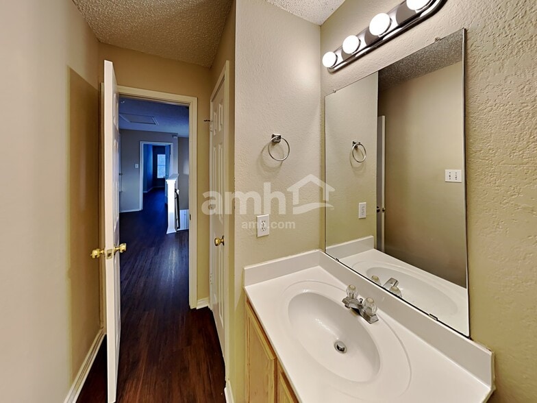 Building Photo - 316 Sunset Oak Dr