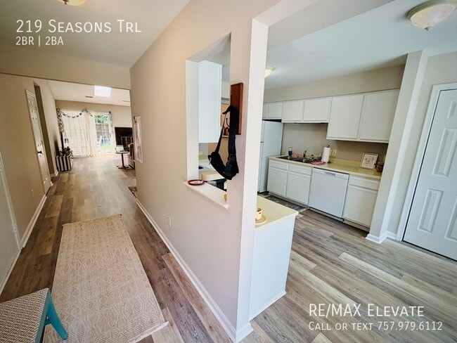 Building Photo - 219 Seasons Trail