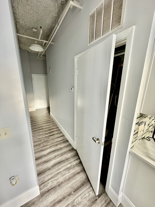 Entrance hallway looking out - 20 Marietta St NW