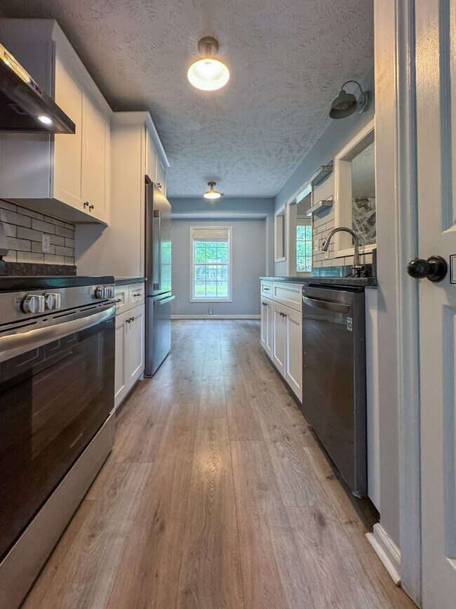 Building Photo - 572 Woodwind Dr