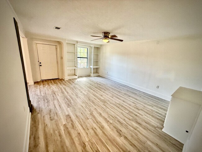 Building Photo - 102 Channel Ln