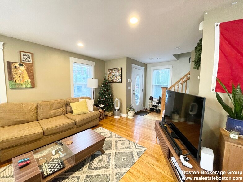 Primary Photo - 23 Iroquois St