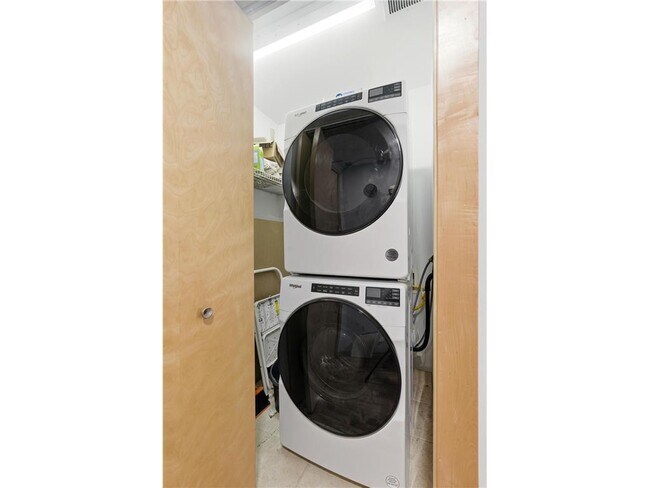 Building Photo - 215 10th Ave S