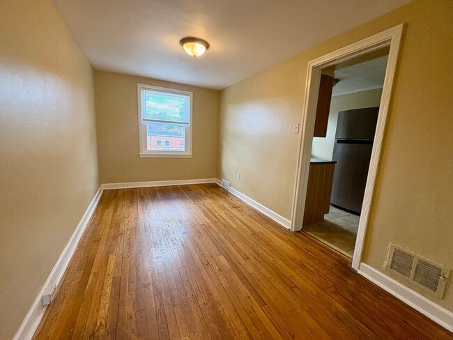 Building Photo - 3 Bedroom 1 Bathroom in Harrisburg!