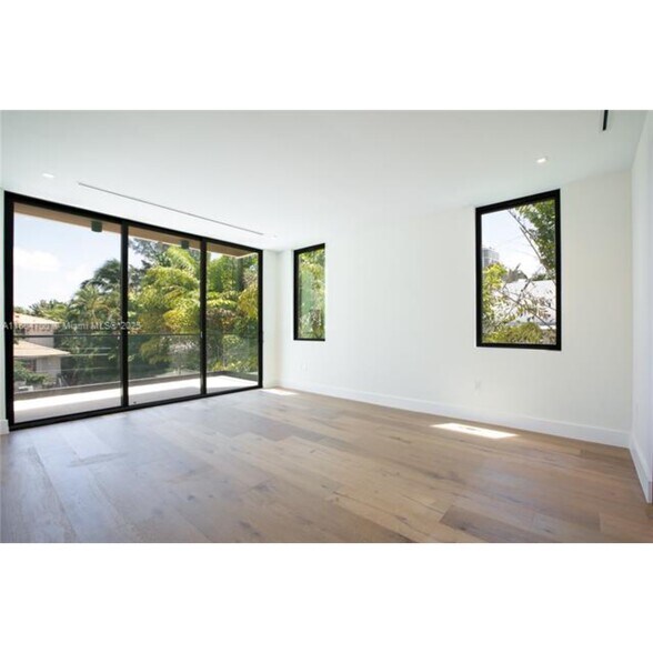 Building Photo - 345 W 46th St