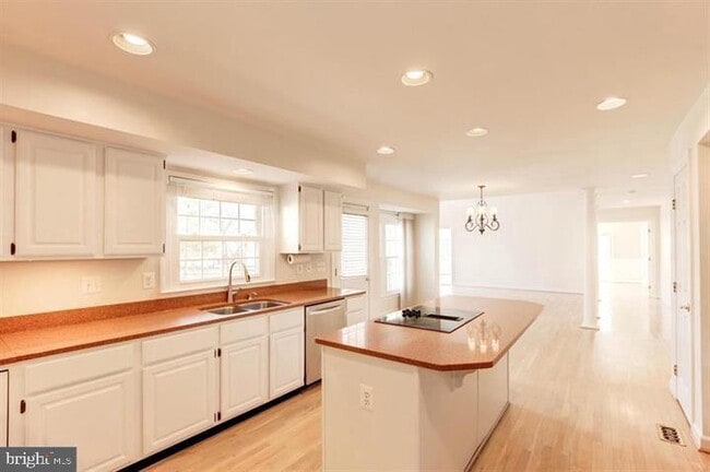 Building Photo - 14213 Floral Park Dr