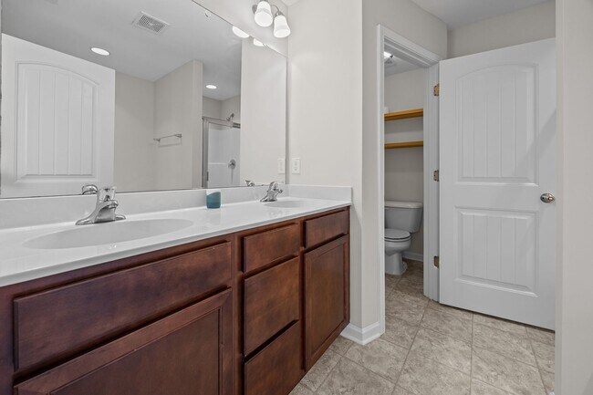 Building Photo - Fantastic 3 Bedroom End-unit Townhome with...