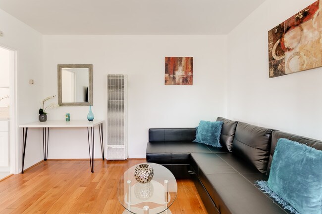 Primary Photo - 5107 Laurel Canyon Blvd