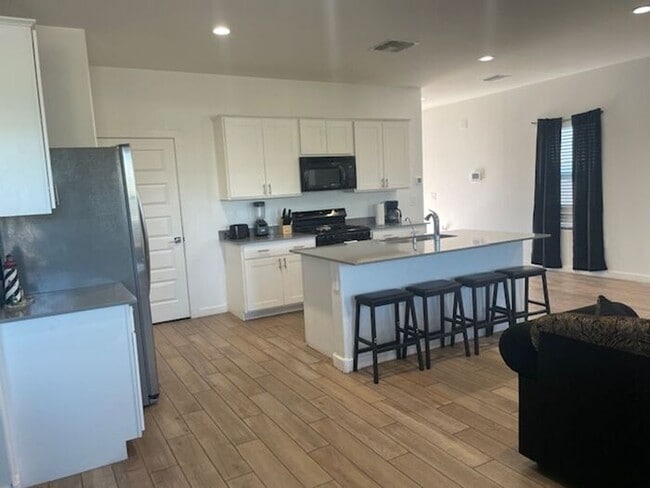 Building Photo - Large spacious 4 bedroom home located in cul de sac