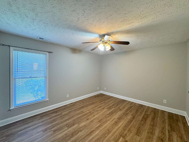 Building Photo - Well Maintained Three Bedroom Home in Hope...
