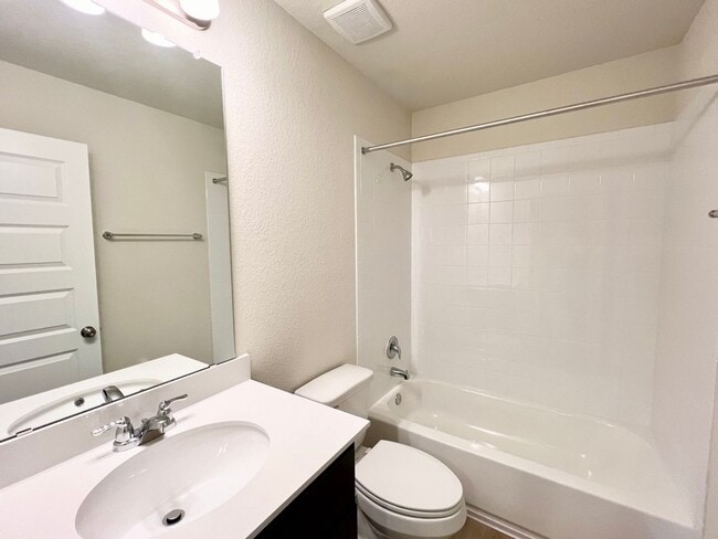 Building Photo - 3 bedroom, 2.5 bath home for lease