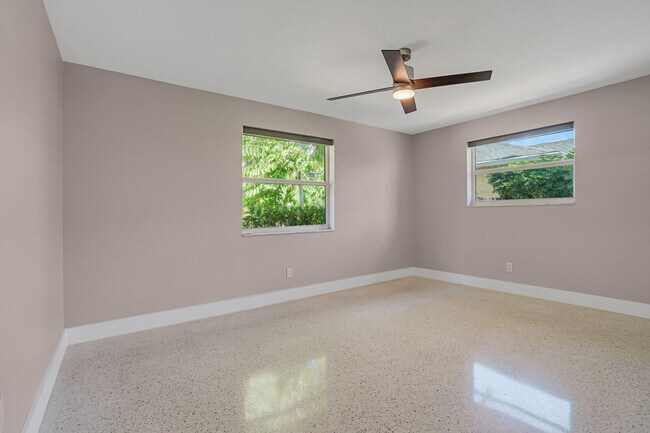 Building Photo - 930 S Lakeside Dr