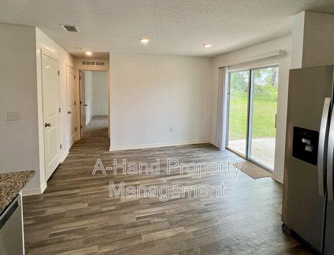 Building Photo - 166 Maple Dr