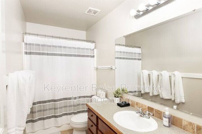 Building Photo - 879 N Traquair Pl