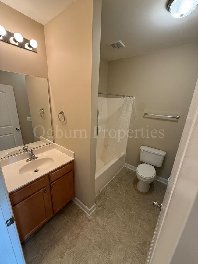 Building Photo - 2BR/2BA Condo, Convenient to University Pkwy & Hwy 52