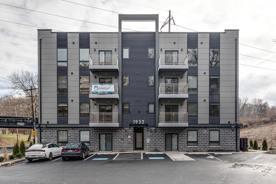 Building Photo - 1952 Bryn Mawr Ave