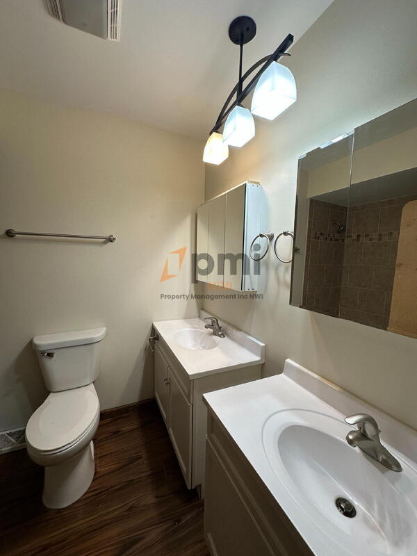 Building Photo - 334 Little John Dr