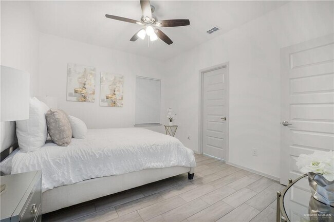 Building Photo - 25 Shavano Dr