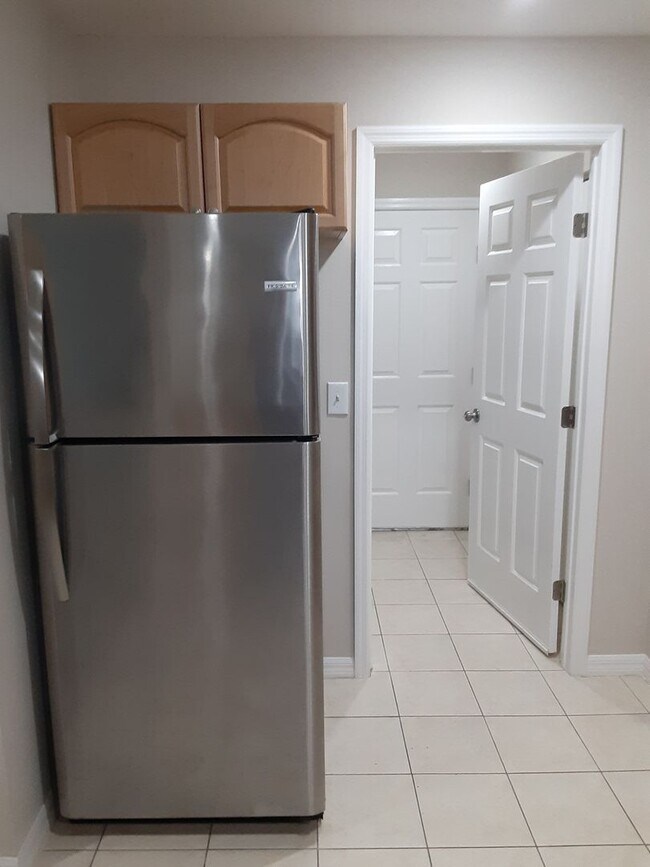 Building Photo - Stunning Short Term Rental!