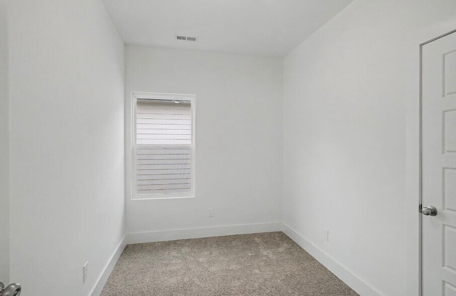 Building Photo - 2140 18th Ave N