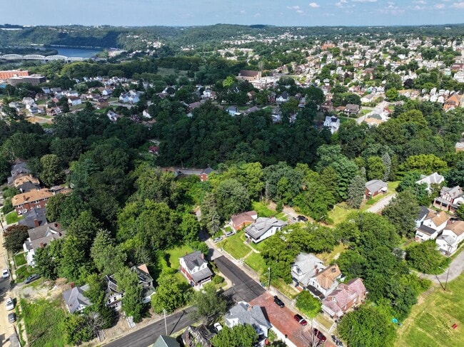 Building Photo - Renovated Large 4 Bedroom House in McKeesp...