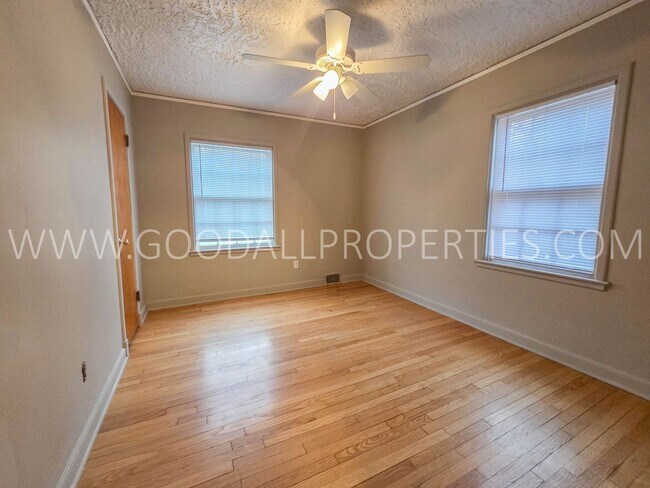 Building Photo - 3 bedroom brick home in the Waveland park area