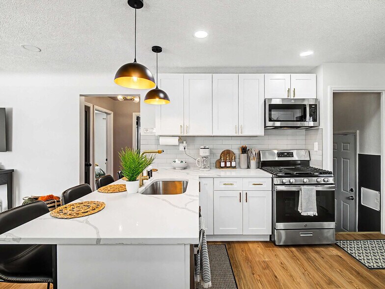 Building Photo - 5252 W 45th St