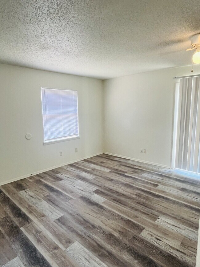 Building Photo - 2 Bedroom Townhome