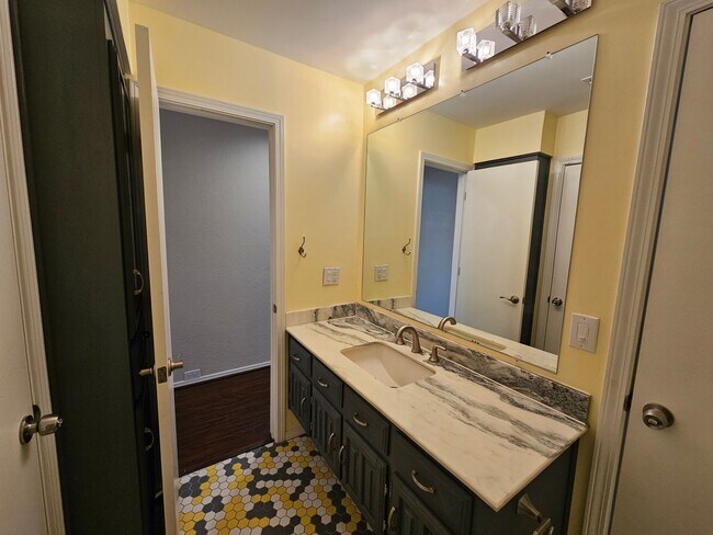 Building Photo - AVAILABLE NOW!