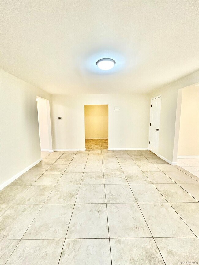 Building Photo - 164 Rossiter Ave