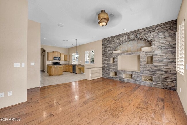 Building Photo - 875 W Aloe Pl