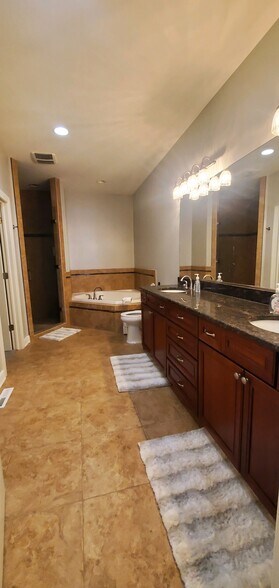 Main Bathroom - 895 Huey Dr
