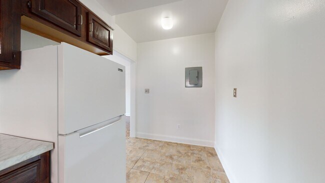 Building Photo - MacArthur Park One Bedroom W/Off Street Pa...