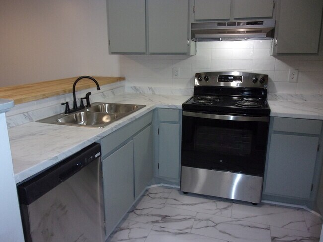 Building Photo - Fully Renovated Ground Floor Condo near Cherry Park