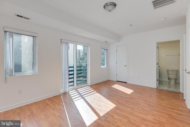 Building Photo - 228 W George St