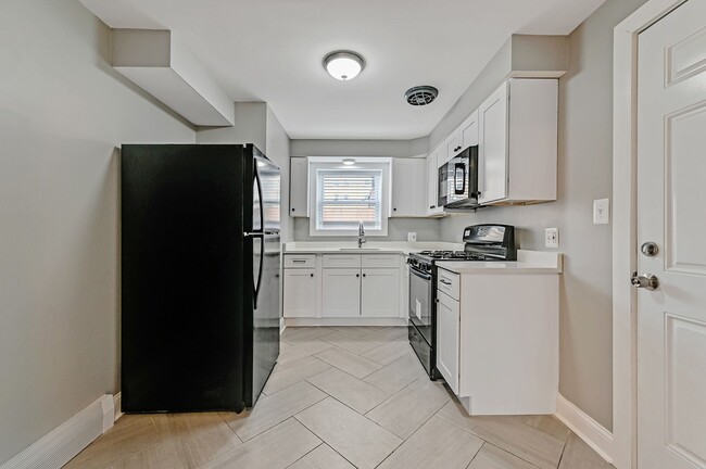 Building Photo - Beverly's Best!