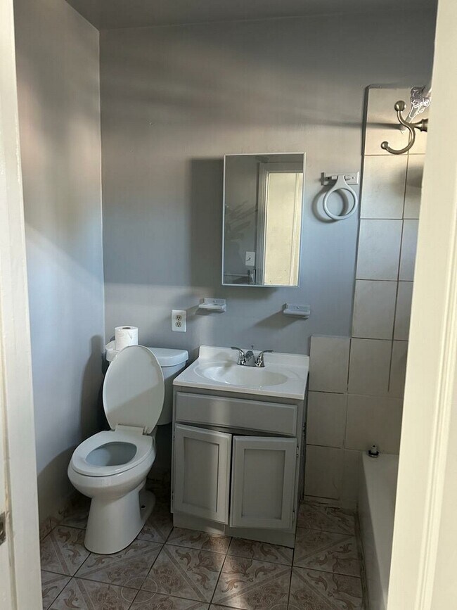 Building Photo - 1517 W 60th Pl