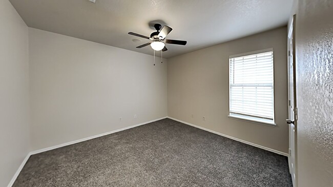 Building Photo - Fantastic 3 Bedroom 2 Bathroom Home in Moo...