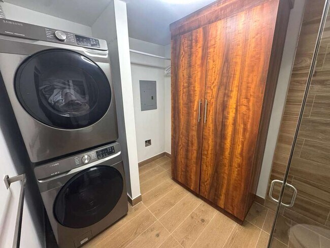 Building Photo - 2216 NW 4th Ave