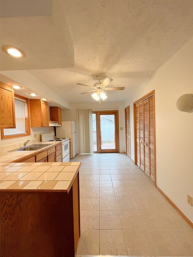 Building Photo - Well-Maintained 2 Bedroom!