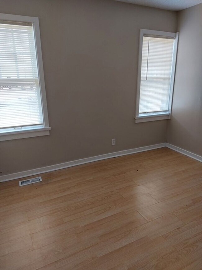 Building Photo - 4416-4418 E. Central