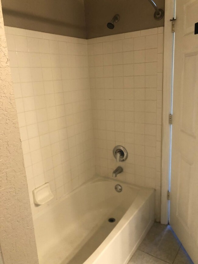 Building Photo - 6th Floor 1 bedroom overlooking Downtown O...