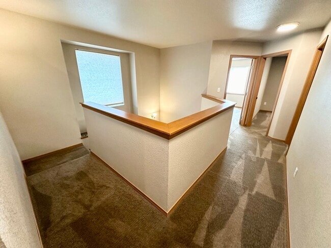 Building Photo - Updated Townhouse in Ellenbsurg