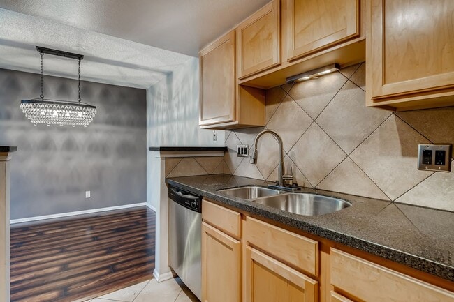 Building Photo - Stunning 2 Bedroom Near Lowry!!!!